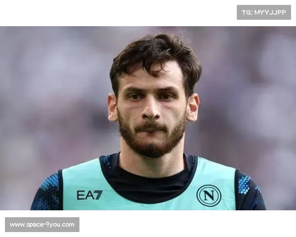 克瓦拉茨赫利亚梅开二度瞬间，球迷起立鼓掌